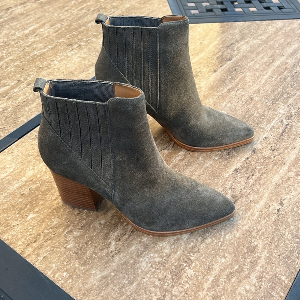 MARC FISHER LTD Alva Ankle Bootie Suede Leather Gray 8.5 Medium BRAND NEW